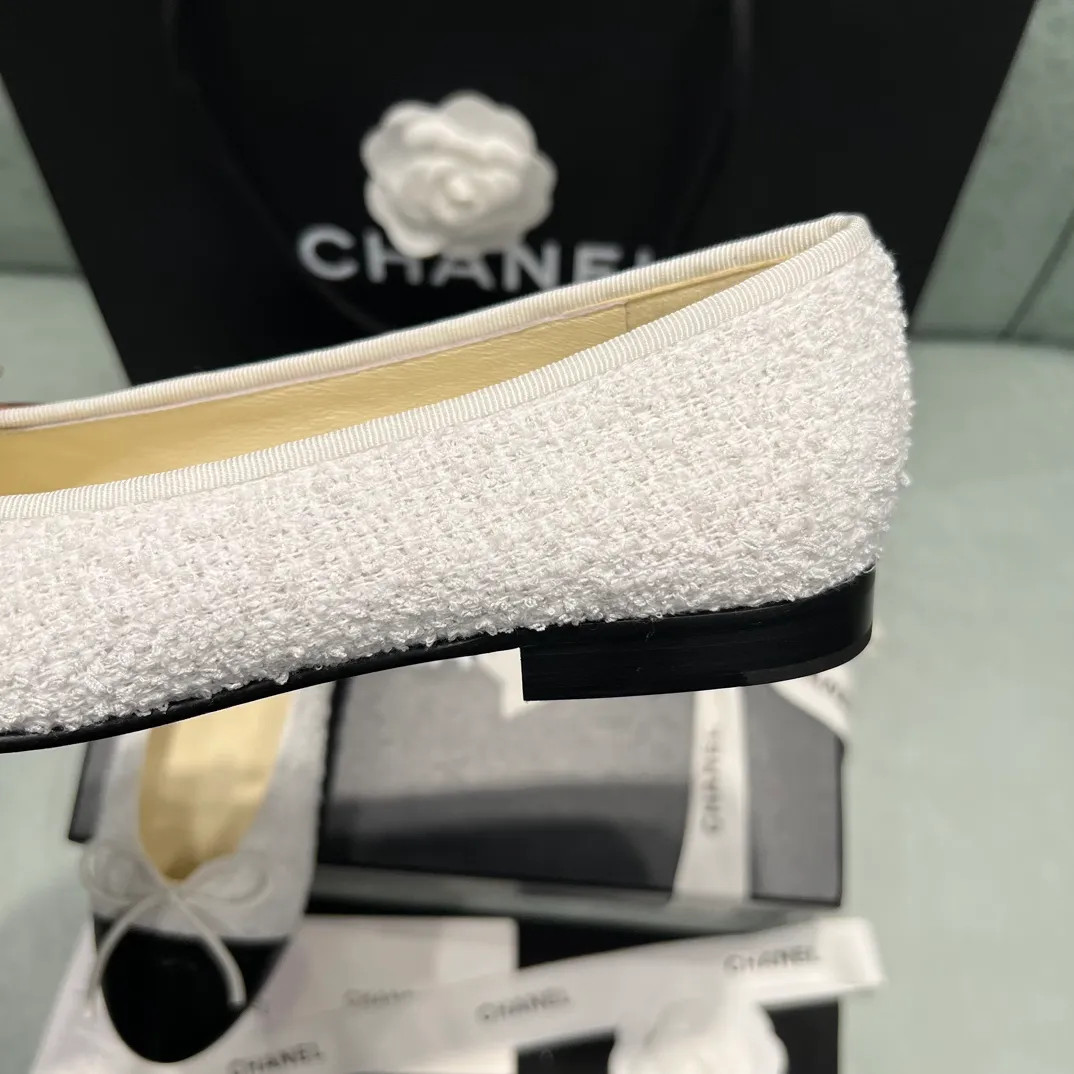 👟👟Ex-factory price 440👟👟 Chanel shoes that are always being upgraded~ 2021ss top version HK overseas purchasing original cut 1:1 Chanel Chanel classic bow round toe ballet shoes There are not many good quality, truly no pressure to go in and out of the counter. Regardless of the last shape, leather material selection, and manufacturing process, they are all genuine craftsmanship and very sophisticated. ◾️Fabric: Mixed sheepskin imported from Italy ◾️Lining: Imported sheepskin (sweat-absorbent and soft) ◾️Sole: Italian special A-grade genuine leather sole (not ordinary thin sole in the market) ◾️Size: 35-39 [34 40 41 42 43 customization is not returnable]